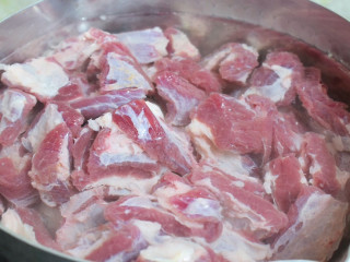 红酒炖羊肉,锅中放入羊肉，加入冷水和2汤匙料酒，大火煮开后改中火煮十分钟左右