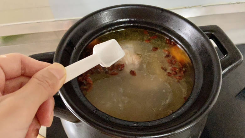 胡萝卜筒骨汤,根据自己的口味添加适量食盐调味，即可关火