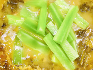酸菜海鲜锅,汤中放入莴笋条