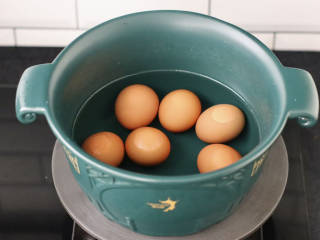 减脂版懒人卤味,鸡蛋洗净放入砂锅里煮熟捞出过冷水。