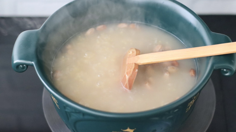 麦仁红枣粥,盖上锅盖小火炖煮半小时。