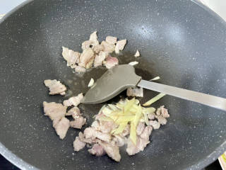 黄瓜炒肉片➕黄瓜木耳炒肉片,加入姜蒜片，中火炒出香味