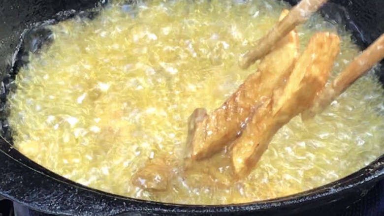 素腰花,放入8成热的油锅中，炸至表面金黄，捞出备用