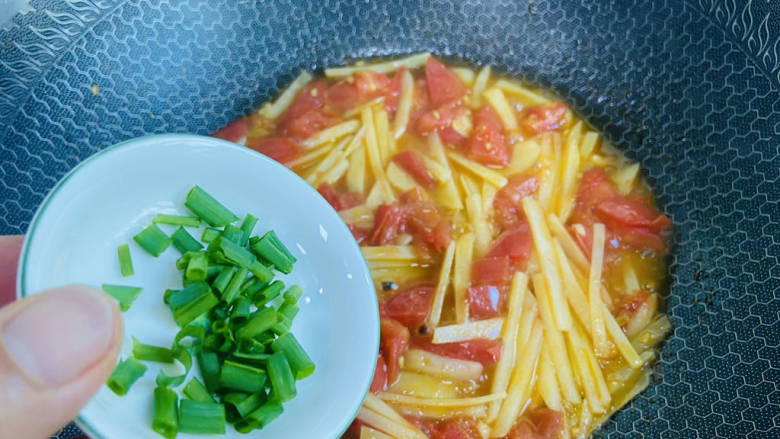 西红柿炒土豆丝,入葱花