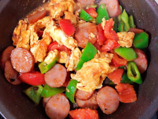 火腿青菜炒鸡蛋,翻炒均匀入味后，即可出锅了。
