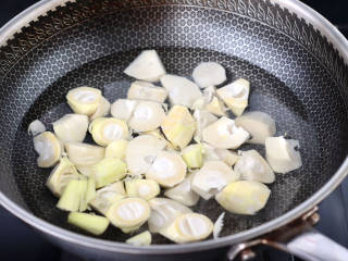 #闹元宵#雷笋烧鸡块,锅中倒入适量的清水，放入少许盐，把雷笋块放入锅中。