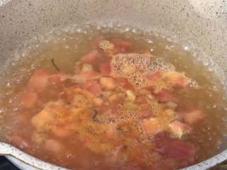 金针菇番茄汤,加入适量开水，煮沸