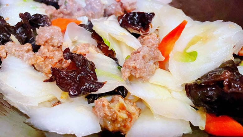 白菜烩小酥肉,放入盐大火快速翻炒均匀