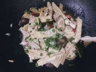 香菇肉片煲,收汁后加适量盐，撒上葱花和小米椒调味均匀即可