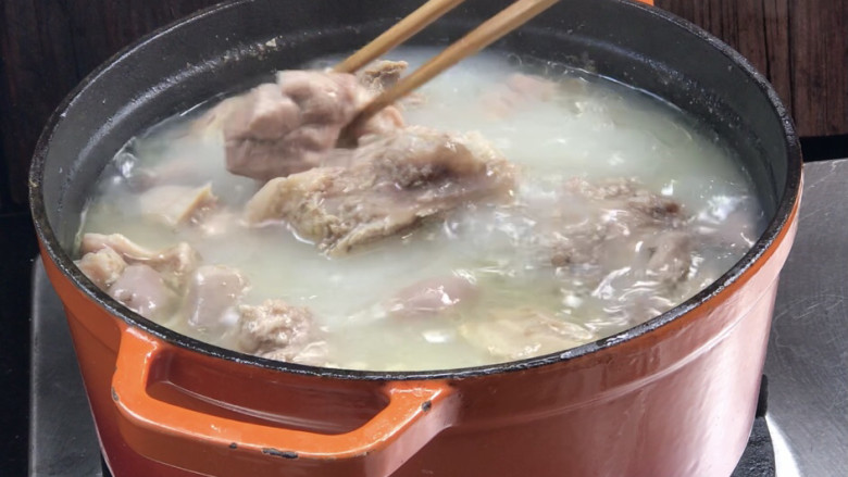 山药猪肚大骨汤,2小时后打开锅盖，用筷子能夹断肉