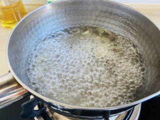 青菜猪肝汤,加入适量清水大火烧开