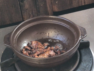 香菇砂锅煲,砂锅煲置火上，装入炒好的肉