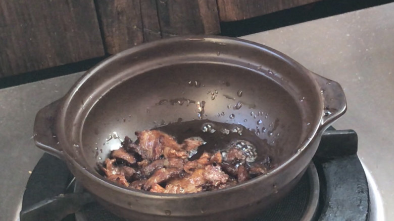 香菇砂锅煲,砂锅煲置火上，装入炒好的肉