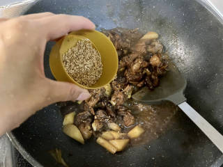 香菇烧鸭肉➕香菇山药烧鸭肉,加入一汤匙熟白芝麻，翻炒均匀出锅