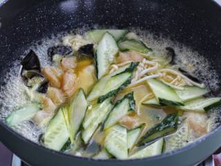 金汤鱼,再把鱼片和黄瓜放入锅中煮约一分钟。