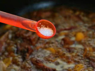 板栗排骨煲,待排骨和板栗软熟后，按照个人口味调入适量的盐，也可以少加一点鸡精提鲜。
