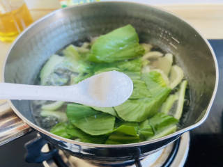 青菜猪肝汤,根据个人口味加入适量盐
