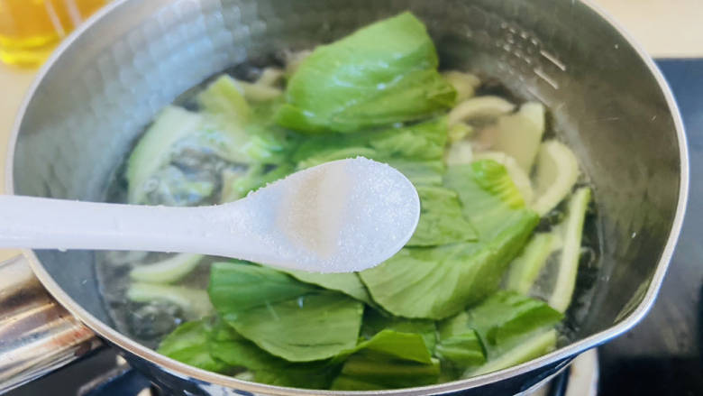青菜猪肝汤,根据个人口味加入适量盐