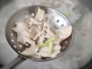 藤椒茼蒿肉片,煮30秒左右，看见肉片变色捞出沥干水分。