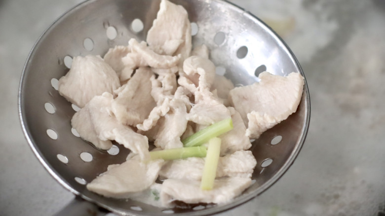 藤椒茼蒿肉片,煮30秒左右，看见肉片变色捞出沥干水分。