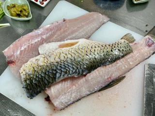金汤鱼,来处理鱼肉，草鱼切去头，鱼头剁开，鱼身贴着鱼骨片下两片鱼肉，
