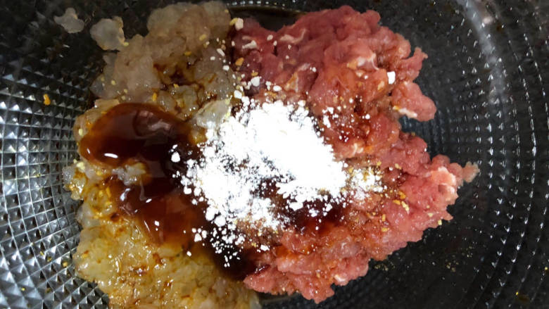 鲜虾猪肉馄炖,加入一点淀粉，这样容易成团