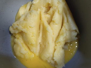闪电泡芙,晾凉后分三次加入蛋液，鸡蛋最好是常温，不要冷藏，冷藏的鸡蛋与面糊融合度不太好。