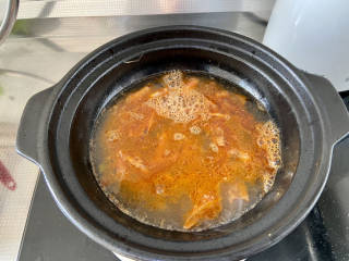 虾仁豆腐煲,加入适量热水煮开