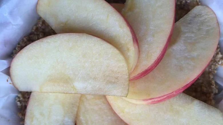 苹果燕麦派,苹果片铺在烤好的燕麦上。
