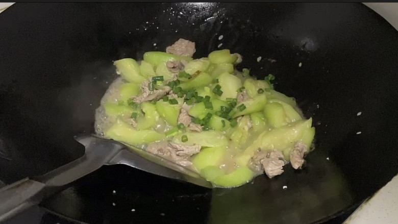 丝瓜肉片,再放入适量葱花