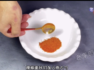 自制香辣萝卜条教程,放入辣椒粉