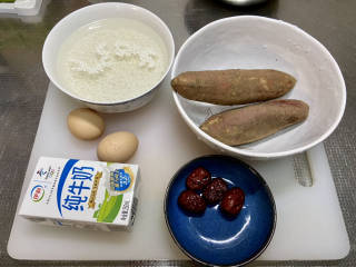 牛奶番薯粥➕牛奶鸡蛋红薯粥,食材合照：大米150g，提前泡发一小时，红薯两个，牛奶一盒，红枣4颗，鸡蛋两个