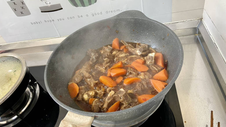 红烧羊肉煲➕胡萝卜煲羊排,中小火炖煮10分钟，转中大火收汁
