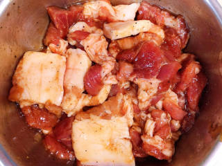 白萝卜炖猪肉,放入盐、料酒、蚝油、酱油、花椒粉，拌匀腌制20分钟。
