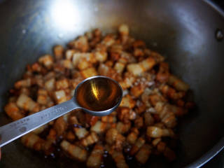 香菇卤肉饭,加入料酒去腥增香。