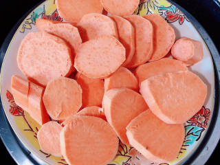 芝士烤红薯,将蜜薯放入蒸锅蒸15-20分钟。