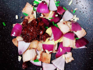 土豆回锅肉,放入一勺黄豆酱，喜欢吃辣的放入郫县豆瓣酱更好吃。