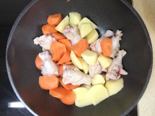 土豆香菇焖鸡,加入土豆和胡萝卜块