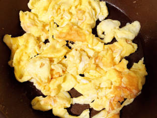 玉米虾仁蛋炒饭,锅中倒入油，加热至八成热，倒入蛋液，将鸡蛋炒熟盛出待用。