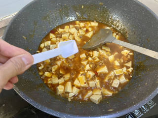 酸辣豆腐➕肉末酸辣豆腐,收汁差不多，尝下咸淡，如果觉得淡可以补充少许食盐