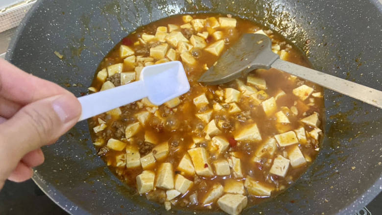 酸辣豆腐➕肉末酸辣豆腐,收汁差不多，尝下咸淡，如果觉得淡可以补充少许食盐