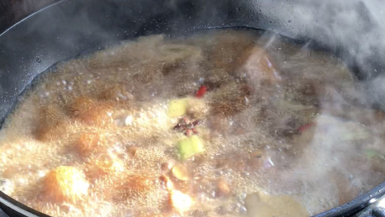 酱焖鸡块,煮沸后转小火，盖上锅盖焖煮半小时