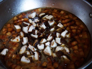香菇卤肉饭,时间到，加入炸过的洋葱丁，焯过水的香菇丁。