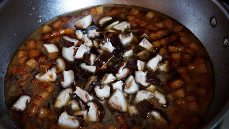香菇卤肉饭,时间到，加入炸过的洋葱丁，焯过水的香菇丁。