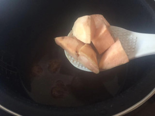 红薯栗子糖水,下入红薯块，继续煮5分钟左右