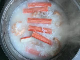 蟹肉粥,粥快熟的时候加入虾仁和蟹棒