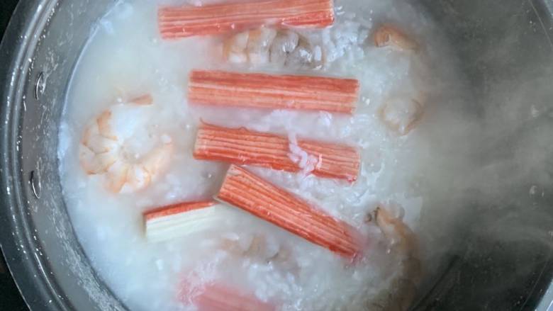 蟹肉粥,粥快熟的时候加入虾仁和蟹棒