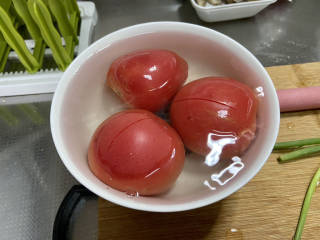 番茄黄瓜炒蛋,番茄清洗后表面化十字花刀，开水浸泡三分钟，方便去皮