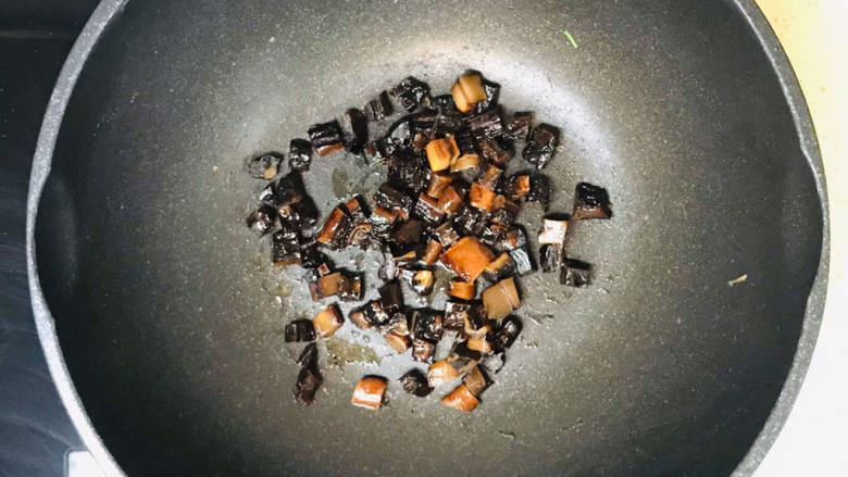 小炒毛豆,起油锅，加入腊肠煸炒出香味