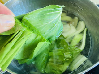 青菜猪肝汤,放入白菜叶子稍微煮一下即可关火